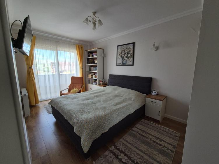 De vanzare apartament cu 3 camere, semidecomandat, 56mp, zona Florilor