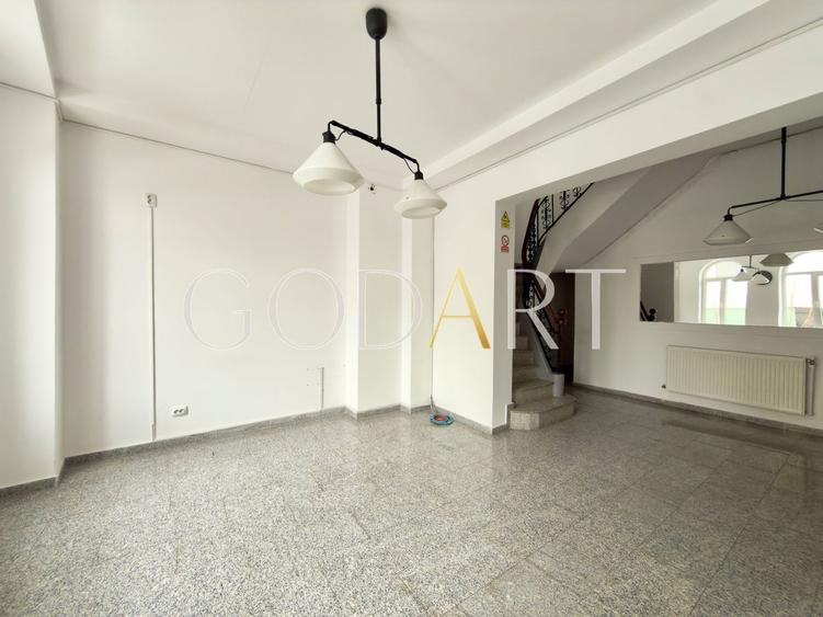 Vila spatioasa | Complet renovată | Central