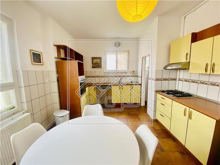 Apartament spatios, 4 camere, 2 bai, zona  Parcul Sub Arini
