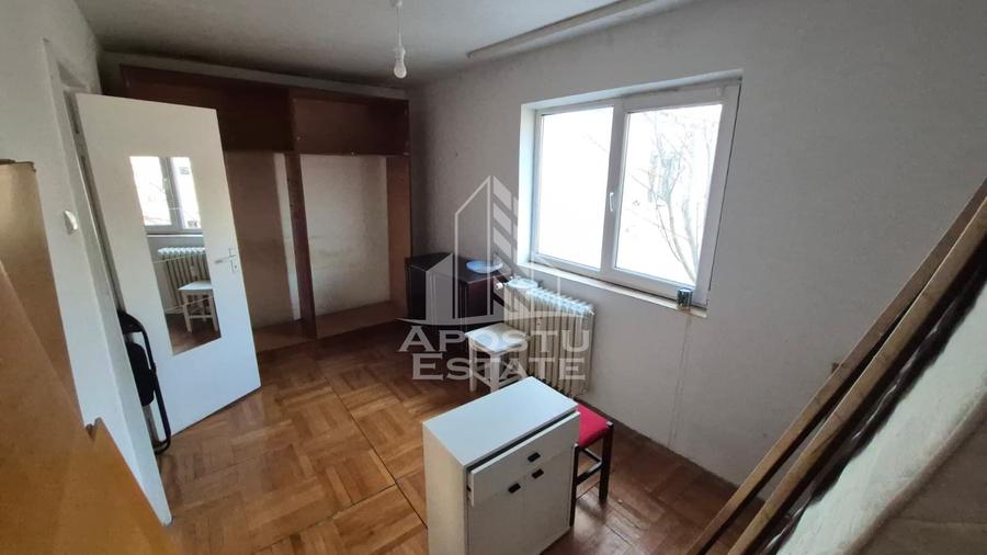 Apartament cu 3 camere, balcon, zona Sagului