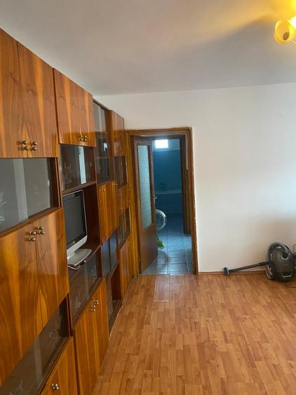 Apartament cu 3 camere,decomandat,spatios,zonan foarte buna (Octavian Goga)