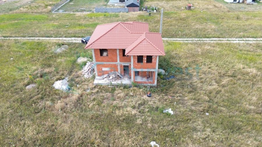 Casa spatioasa cu etaj la rosu de vanzare, Cihei, Bihor