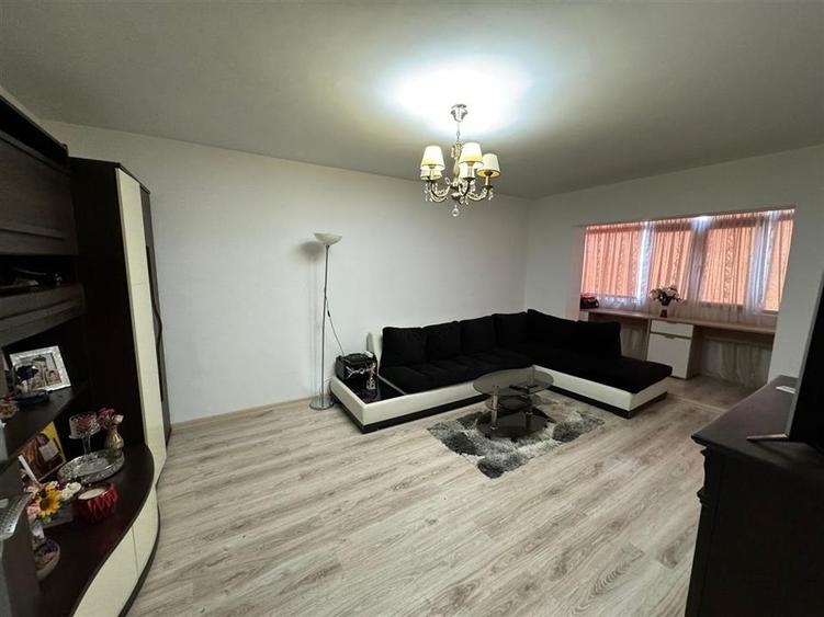 Apartament 4 camere, etaj 3 cu acoperis, nemobilat