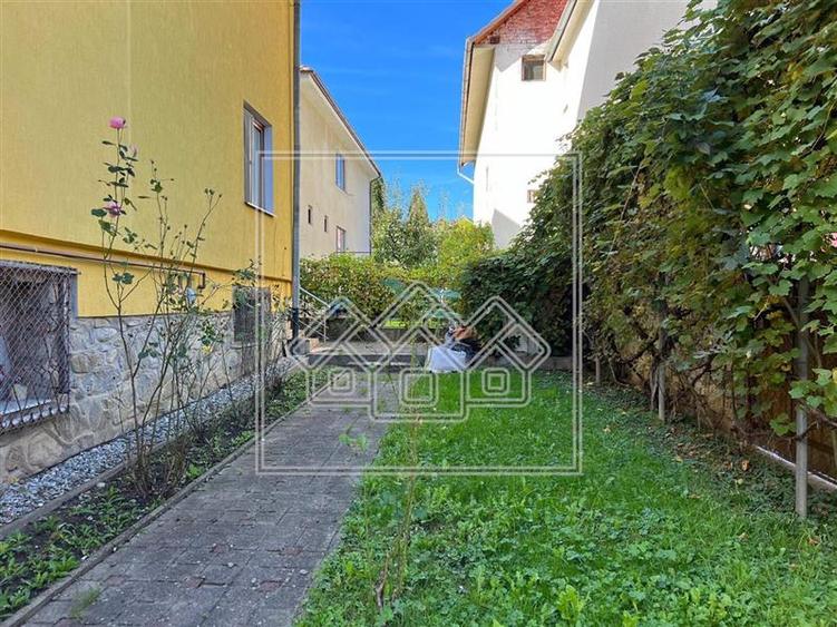 Casa de vanzare in Cisnadie - 6 camere, garaj - teren 250 mp