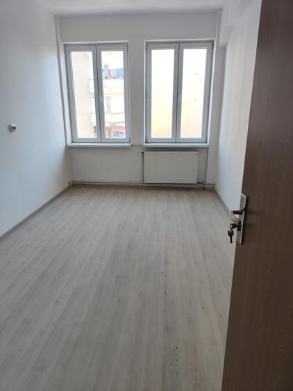 Ciucas--Spatiu birouri 260 mp compartimentat ,parcare ,liber