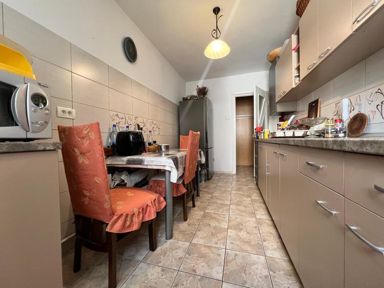 Far apartament 3 camere decomandat etaj 1 loc parcare