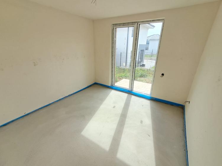 Casa cuplata prin garaj 23 mp, sup.totala 147 mp,teren 400 mp Chinteni