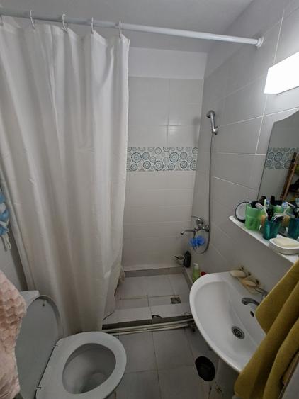 Apartament cu 2 camere, decomandat, etajul 3/4, zona Podu Ros