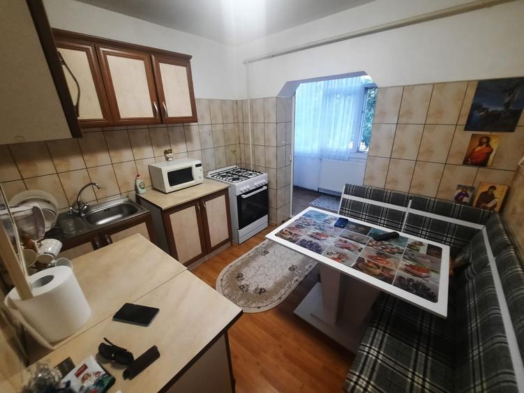 Apartament cu 3 camere decomandat, etaj 2/4, zona Cug