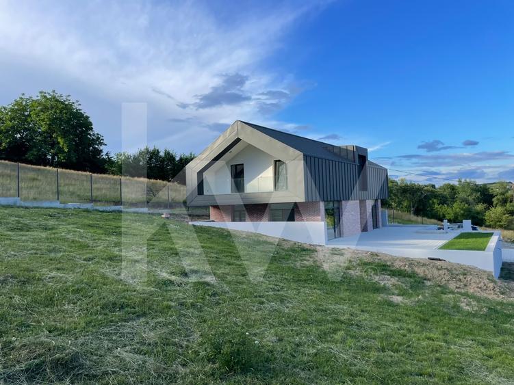 Casă arhitectură modernă cu panoramă spre Munții Făgăraș și Cetatea Cisnădioara