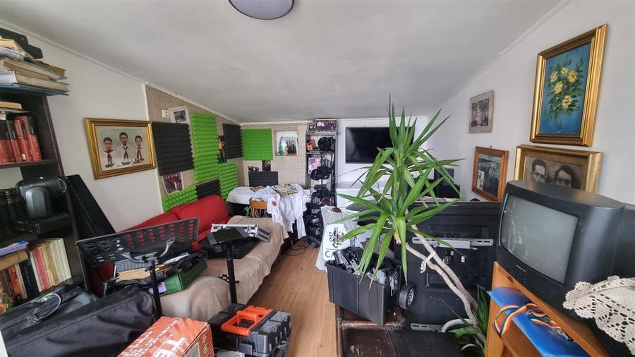 Casa de vanzare moderna cu costuri reduse, panouri solare si spatiu comercial in