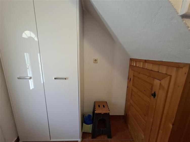 Apartament 3 camere la casa curte pivnita parcare zona Centrala
