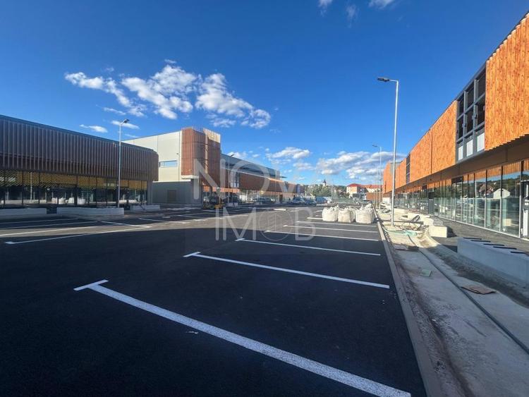 Spatiu comercial de inchiriat - Central, Cisnadie - de la 100 mp