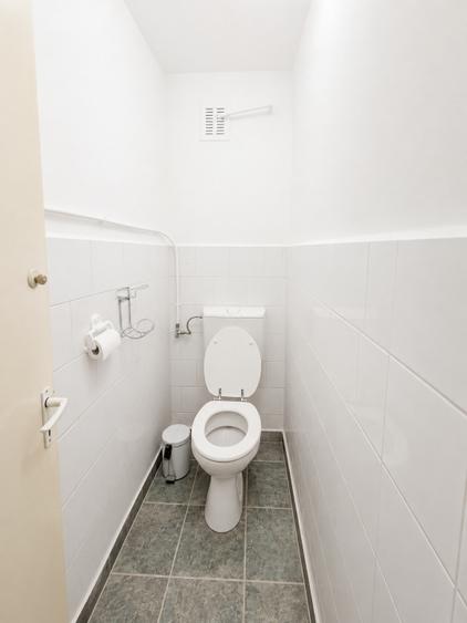Birouri de închiriat, 45 mp, 2 camere, baie proprie și balco, zona Gării