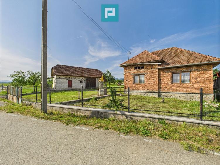 Casă cu teren de 4707 mp în Hălmăgel, județul Arad