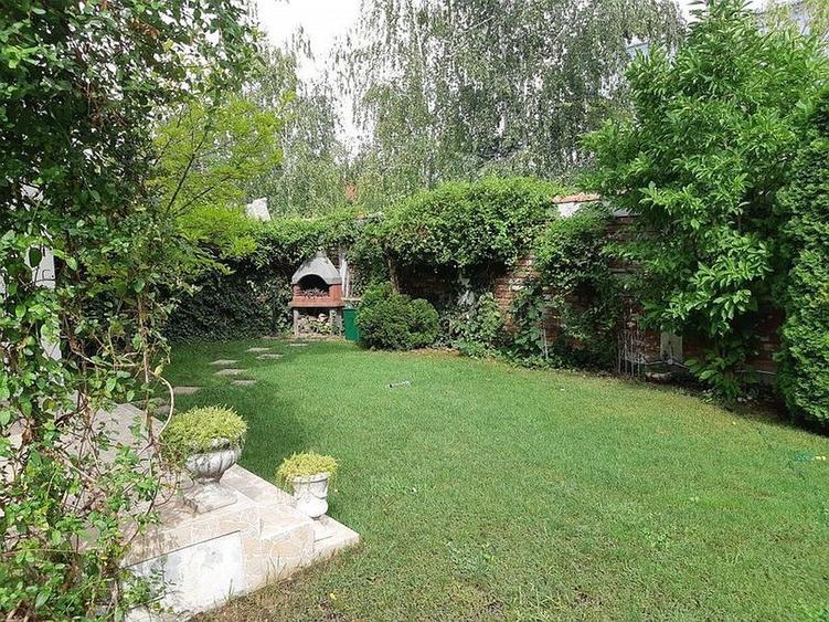 Vila in complex cu piscina, in apropiere de Iancu Nicolae