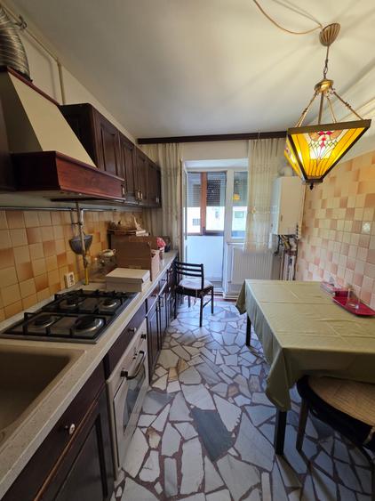 Scoala 30 - apartament cu 4 camere, decomandat