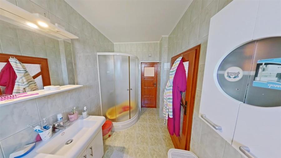Casa mare cu etaj la principala in Fantanele - REDUCERE