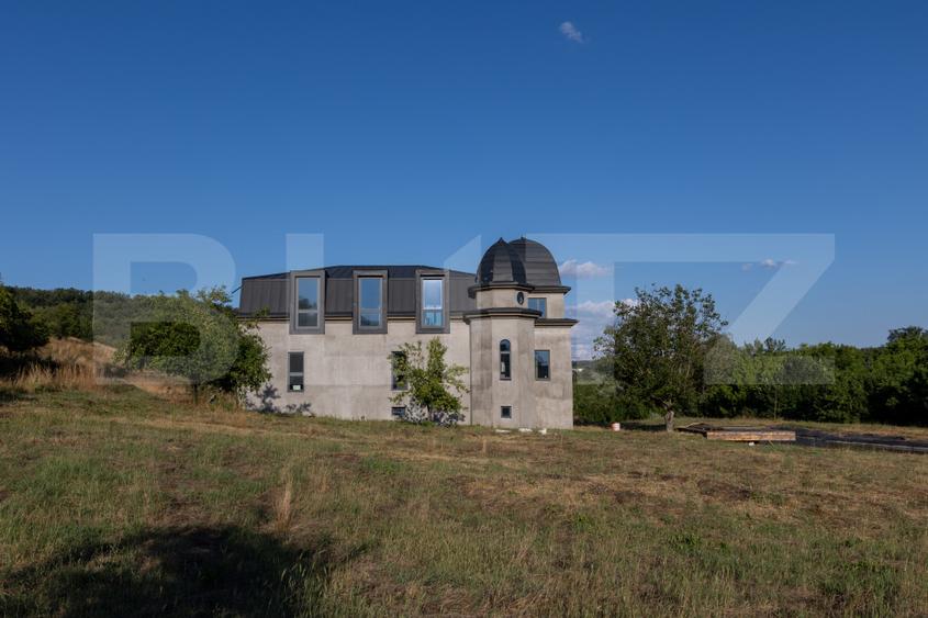 Pensiune 11 camere, cramă, terasă închisă, teren 15.073mp, zona Leamna