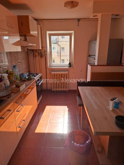 Inchiriez apartament 3 camere , 2 bai zona centrala