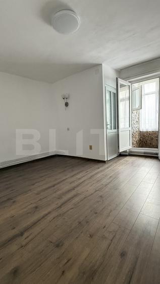 Garsoniera spatioasa, 30 mp, balcon inchis, zona Reghin