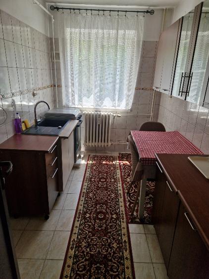 Vand apartament 2 camere, et. 2/4, decomandat, renovat total, spitalul militar.