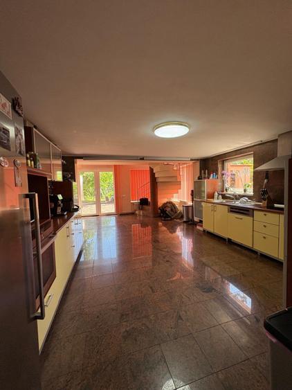 Casă P+1+2+M, 360 mp, 7 camere, 4 băi, granit interior/exterior, 2 garaje, Sasar