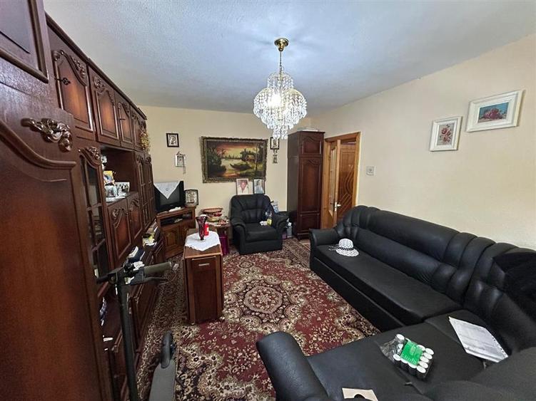 Apartament cu 3 camere de vanzare et. 2, zona Sud.