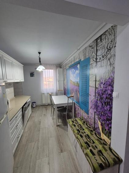 Vand apartament cu 4 camere si garaj