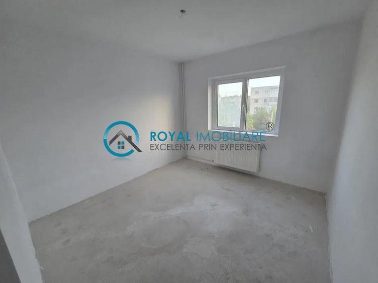 Royal Imobiliare - Vanzare apartament 3 camere zona Malu Rosu