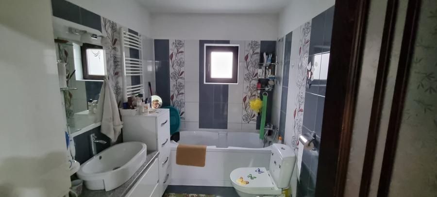 Casa cu etaj la cheie
