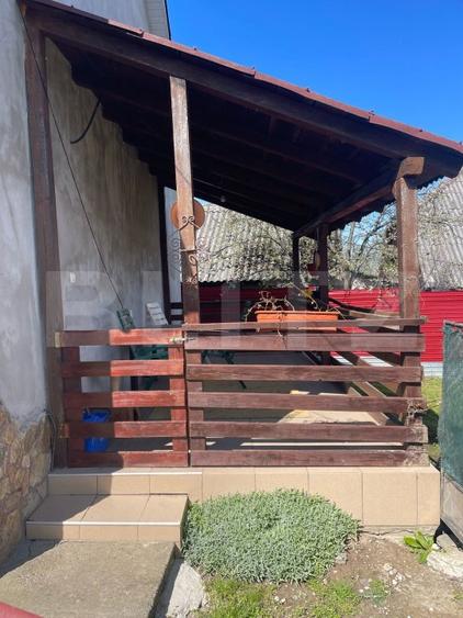 Casa cu 3 camere, 90 mp, 2 anexe gospodaresti si teren de 3000 mp, zona Crucisor
