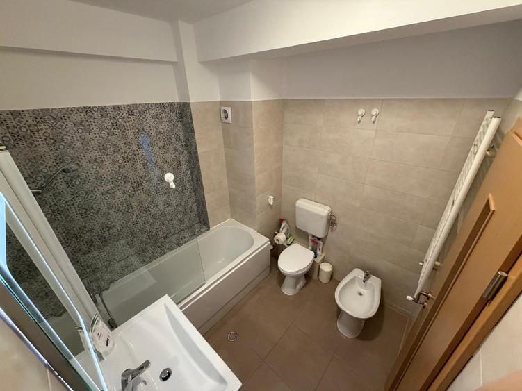 Proprietar, apartament 3 camere, semimobilat si utilat, parcare