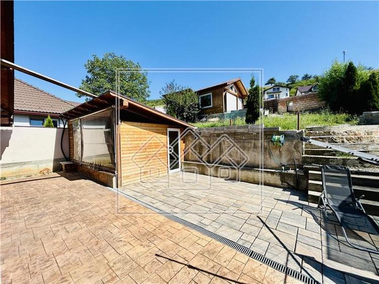 Casa individuala in Sura Mare cu 2 garaje, 2 terase si teren de 493 mp