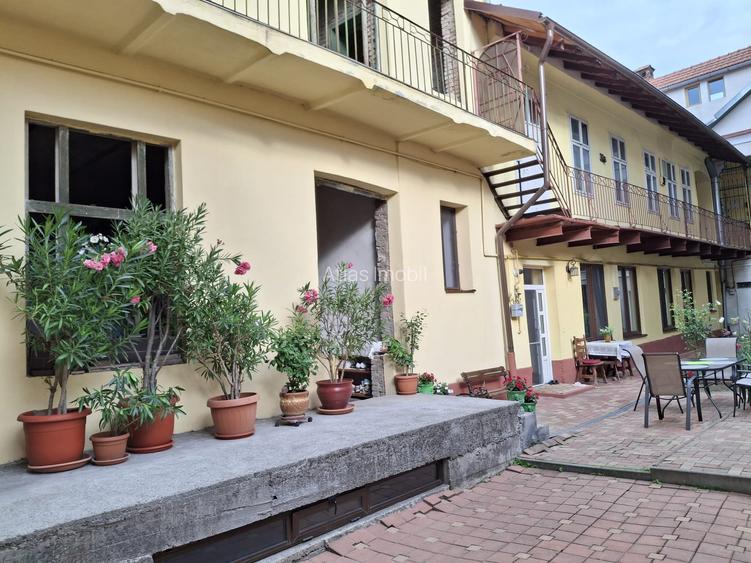 Cladire mixta cu spatii la parter si numeroase incaperi -central - 15