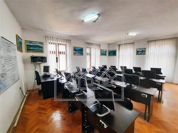 Spatiu de birouri - cladire integrala - curte 50 mp - Centru