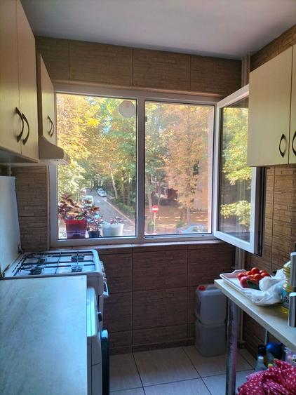 Apartament 3 camere, Bld. Obregia. Etaj 1. Loc parcare.