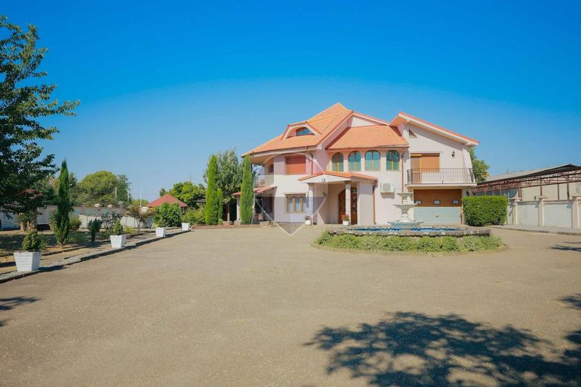 Vilă impunătoare și curte amplă cu parcare pentru mai multe mașini