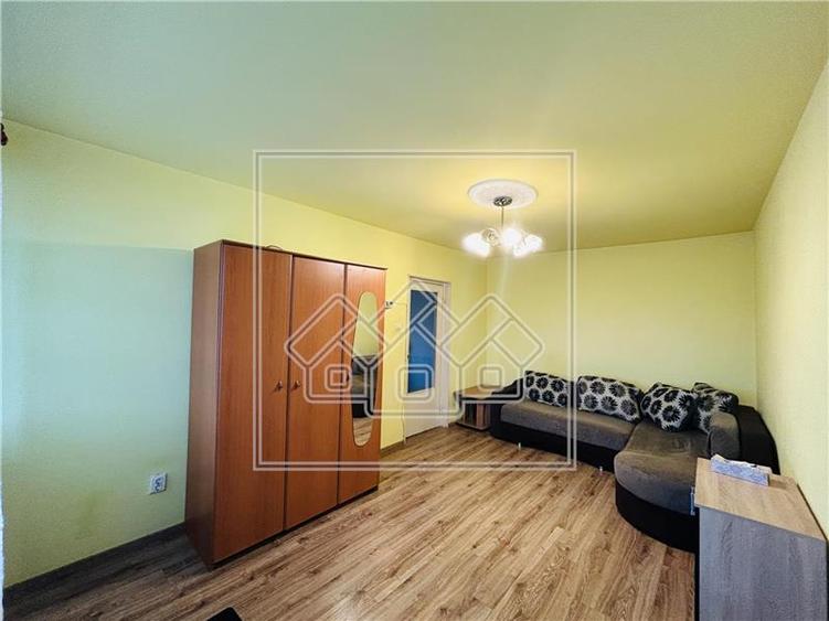Apartament decomandat, 2 camere, balcon - M. Viteazu