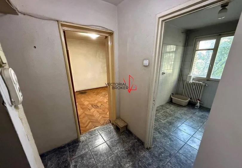 4 camere Titan Costin Georgian Metrou