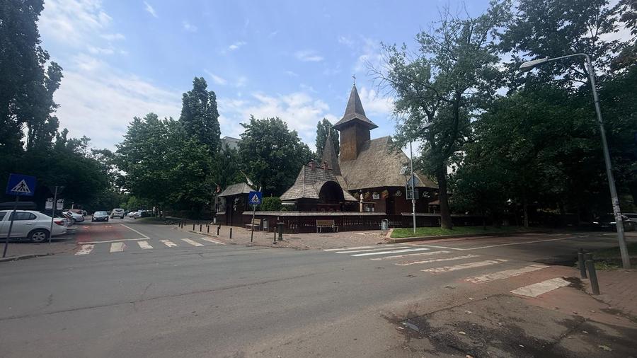 Ozana-Biserica de lemn-3 camere, 1/4, decomandat, 110.000euro