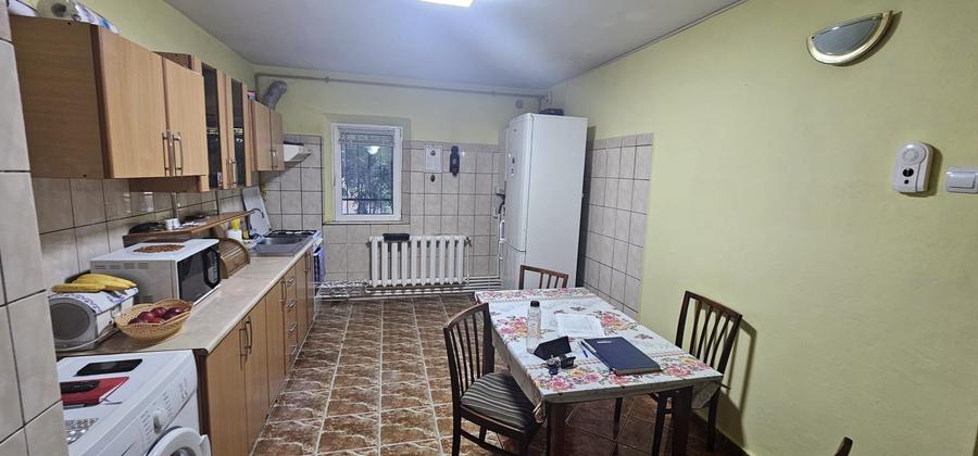 Poarta 6/ 3 camere decomandate / 2 bai / Parter