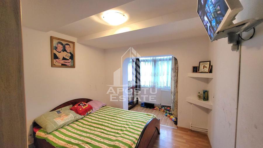 Apartament decomandat,4 camere,2 bai,etaj 2 Calea Lipovei
