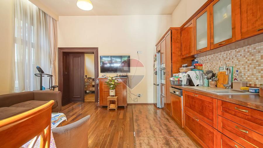 3 camere în Centrul Istoric: 90 mp, curte privată și vedere spre Tampa