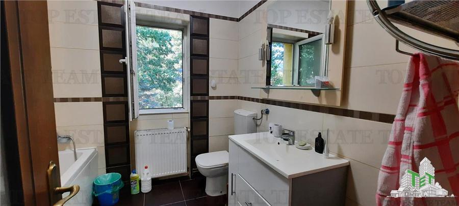Vanzare apartament 3 camere in Vila Pajura