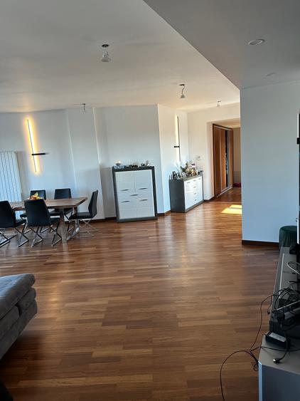 Apartament cu 4 camere, 3 grupuri sanitare, 2 terase, 1 boxa, 2 parcari
