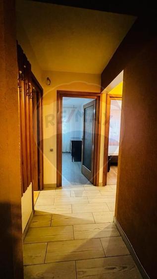 Apartament cu 3 camere de închiriat