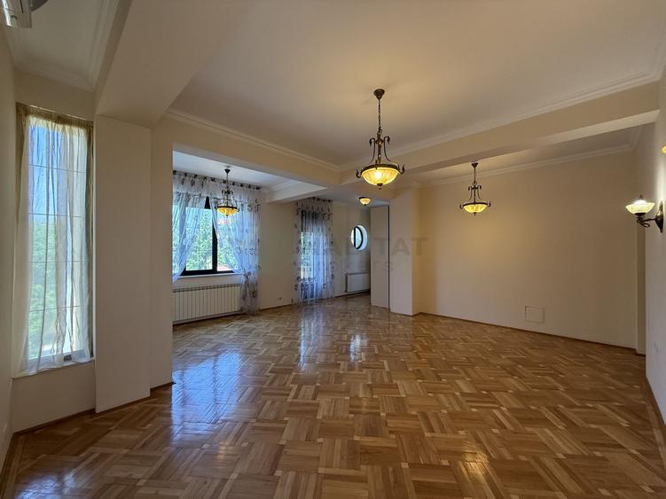 Vila 9 camere cu piscina si teren de 1.000 mp