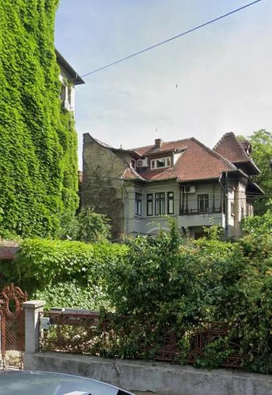 3 Camere - Vila | Victoriei | Semidecomandat | Balcon | Curte comuna | Metrou