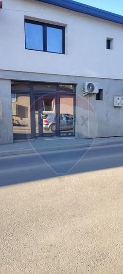Spațiu comercial de închiriat – Zonă cu trafic intens, lângă Piață